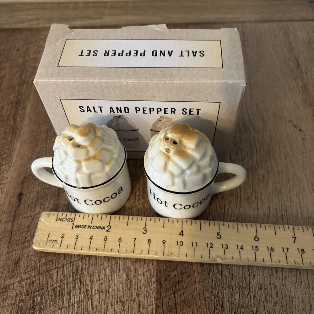 Cracker Barrel Stoneware Hot Cocoa Salt Pepper Shakers